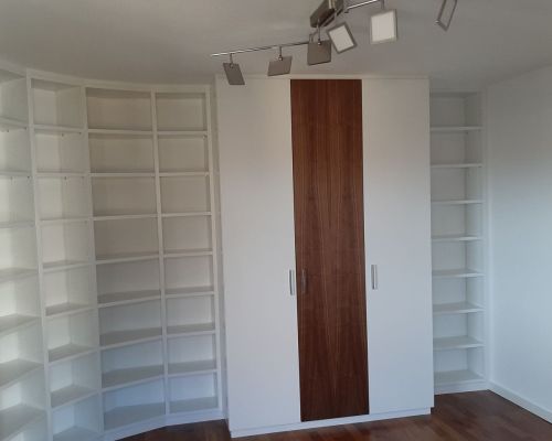 Buecherregal-mit-integriertem-Schrank